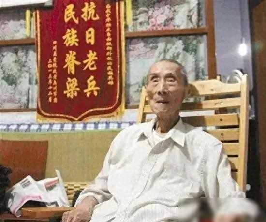 黄士伟简历：1942年，黄士伟在路上埋地雷阻击日军，没想到全部被日军排掉